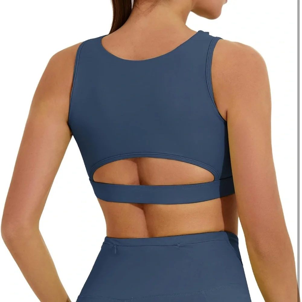 Key hole sports bra - Picture 2 of 6